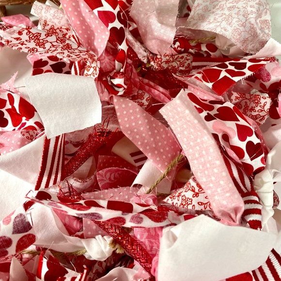 Pink and Red Valentine’s Day Garland - Picture 2 of 2